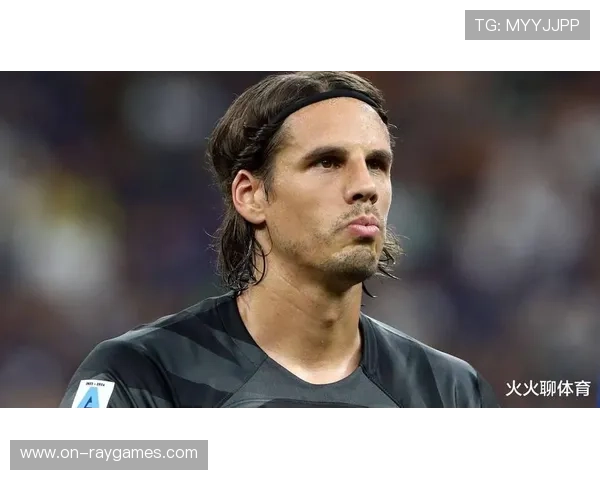 场边小球迷获赠手套，门将索默暖心互动瞬间